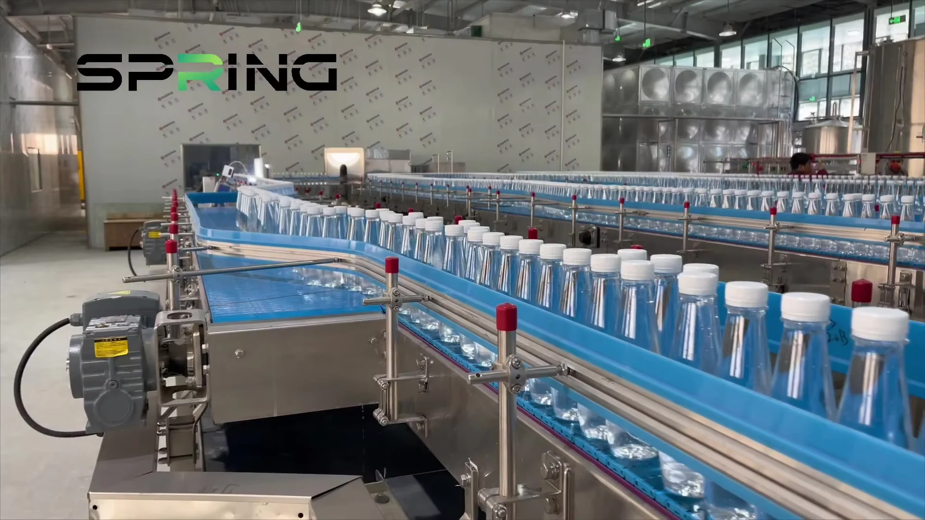 Conveyor and transfer section detail on the 24000BPH water filling machine 缩略图