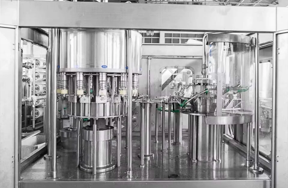 Internal view of the 4000BPH 自动水灌装机 rinsing filling and capping monoblock